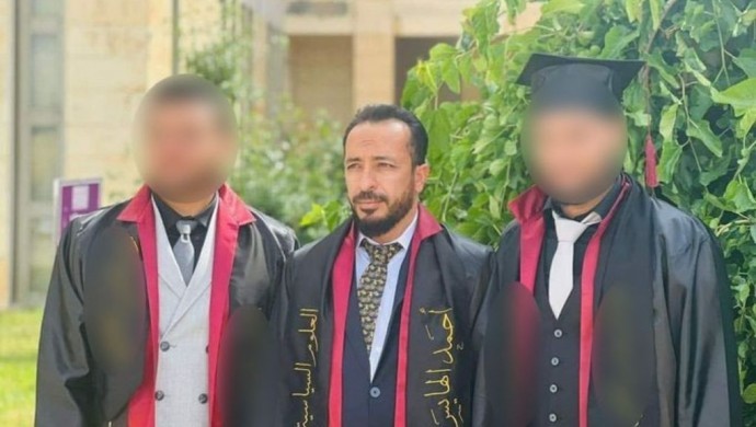 ameddicleT's tweet photo. Ortaki şahsın adı; Ebu Hatim Şakra.

Bu kişi BM tarafından savaş suçu işlemekle suçlanan Ahrar’uş Şarkkiye örgütünün komutanlarından.

Kürt siyasetçi Hevrîn Xelef'i vahşice katleden örgüt.

Ebu Hatim Şakra, Ahmed İhsan Fayyad el-Hayes ismi ile Mardin Artuklu Üniversitesi Siyaset Bilimi ve Uluslararası İlişkiler Bölümünde kayıt yapıyor ve orada 'mezun' oluyor. 

Gördüğünüz 'mezuniyet' töreni fotoğrafını da facebook'ta paylaşıyor. -Via @MAturkce