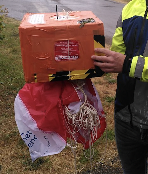 dambourdet's tweet photo. Plus de 42km entre le départ aujourd'hui de PhiloSpace2 du collège à #Couëron et l'arrivée dans un arbre de #Marsac-Sur-Don. La nacelle est récupérée, il y aura donc beaucoup de données et d'images à exploiter dans les jours à venir. #unballonpourlecole @CNES #5eme #technocollege https://t.co/ziiQFktfQ6