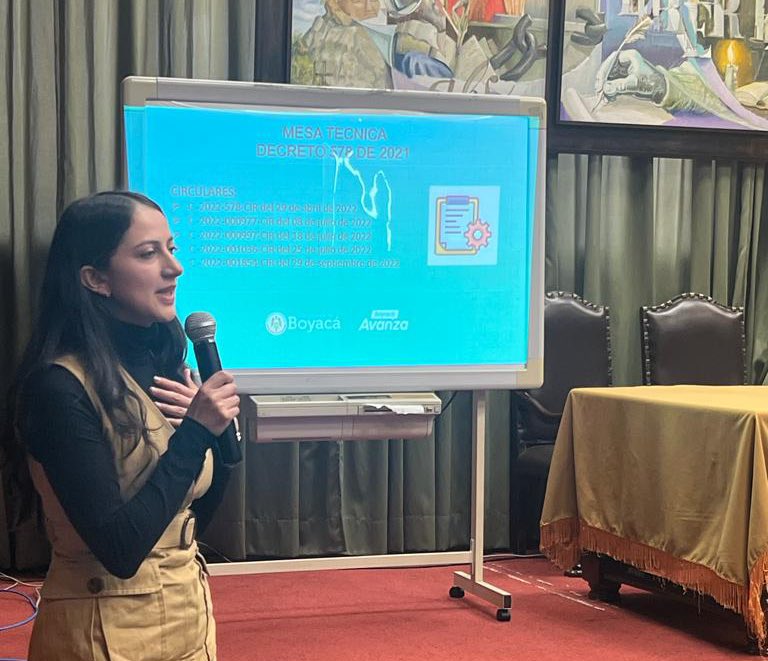 DNP_Colombia's tweet photo. La Dirección de Gobierno, DD.HH. y Paz del #DNP acompaña a la @GobBoyaca en su proceso de adopción e implementación de la Política de Mejora Normativa, en el marco de la estrategia de fortalecimiento y generación de capacidades para entidades del nivel territorial. https://t.co/x8WEwyT6Uo
