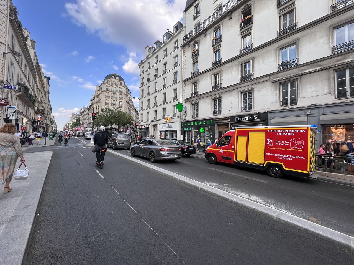 Grâce aux pistes cyclables les véhicules de secours peuvent éviter les bouchons que nous avons créés dans Paris, pour arriver plus vite, qu’y disaient. Oui mais non. @David_Belliard #saccageparis #HidalgoDemission