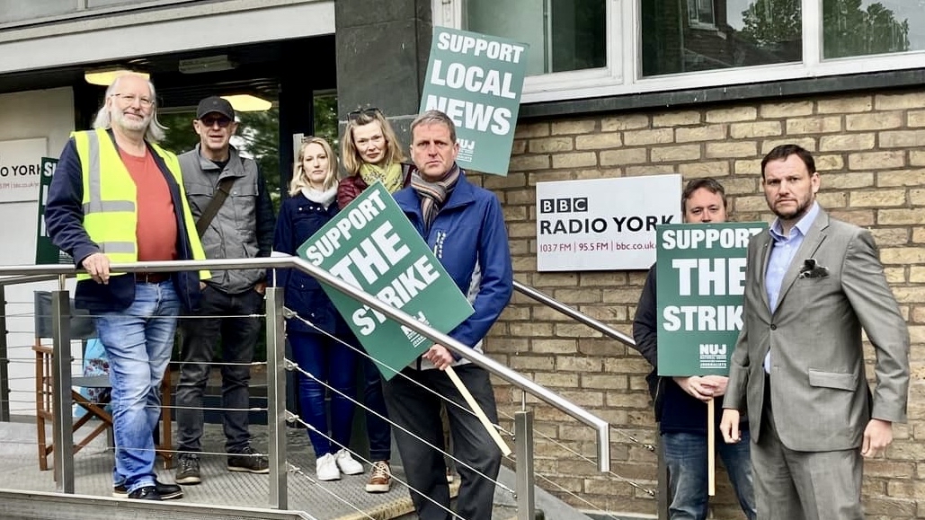 RadioWatcher's tweet photo. Radio York staff strike over ‘managed decline’ of BBC local radio https://t.co/LEz2YRxtfo
#bbcradioyork #northyorkshire #bbcstrike #bbccuts #KeepBBCLocalRadioLocal #bbclr #bbcyorks https://t.co/rg8O1YCHn5