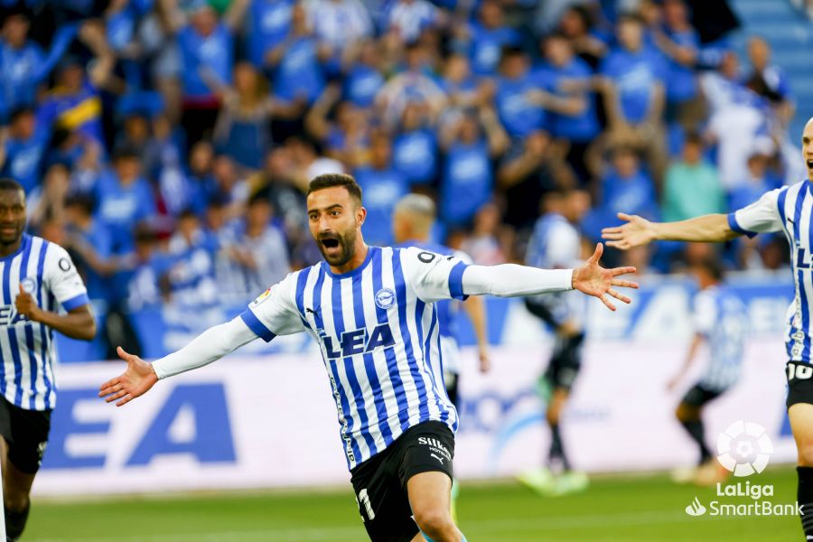 eldesmarque's tweet photo. #AlavésEibar 2-0 (90+8') ¡FINAL del partido! El Alavés se impone al Eibar en casa y se jugará el ascenso a Primera División con el Levante https://t.co/a8WeBC4oYj #LaLigaSmartBank https://t.co/xtW17NCUZi
