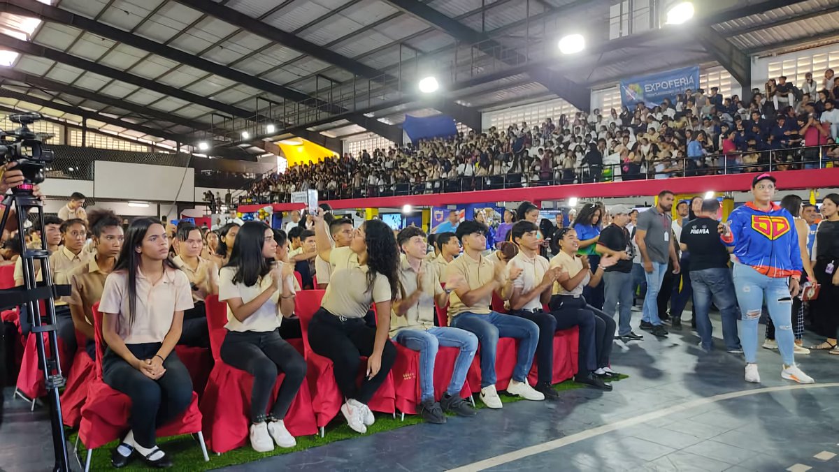 En compañía del gobernador <a href="/rafaellacava10/">Rafael Lacava</a> compartimos con la juventud patriota en la Expoferia de Oportunidades de Estudios Universitarios del estado #Carabobo #JuntosPorCadaLatido <a href="/NicolasMaduro/">Nicolás Maduro</a> <a href="/mppeduniv/">@MPPEDUNIV</a> <a href="/sandraoblitasr/">Sandra Oblitas Ruzza</a> <a href="/Gabrielasjr/">Gabriela Jiménez</a>