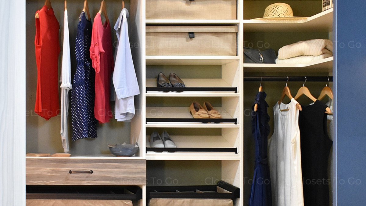 ClosetsToGo's tweet image. What are some of your organization hacks for small spaces? Here's a neat trick we used in this beach closet: a pull-out shoe organizer that maximizes depth and makes shoes more accessible.

Follow #ClosetsToGoTips for more organization tips 💖