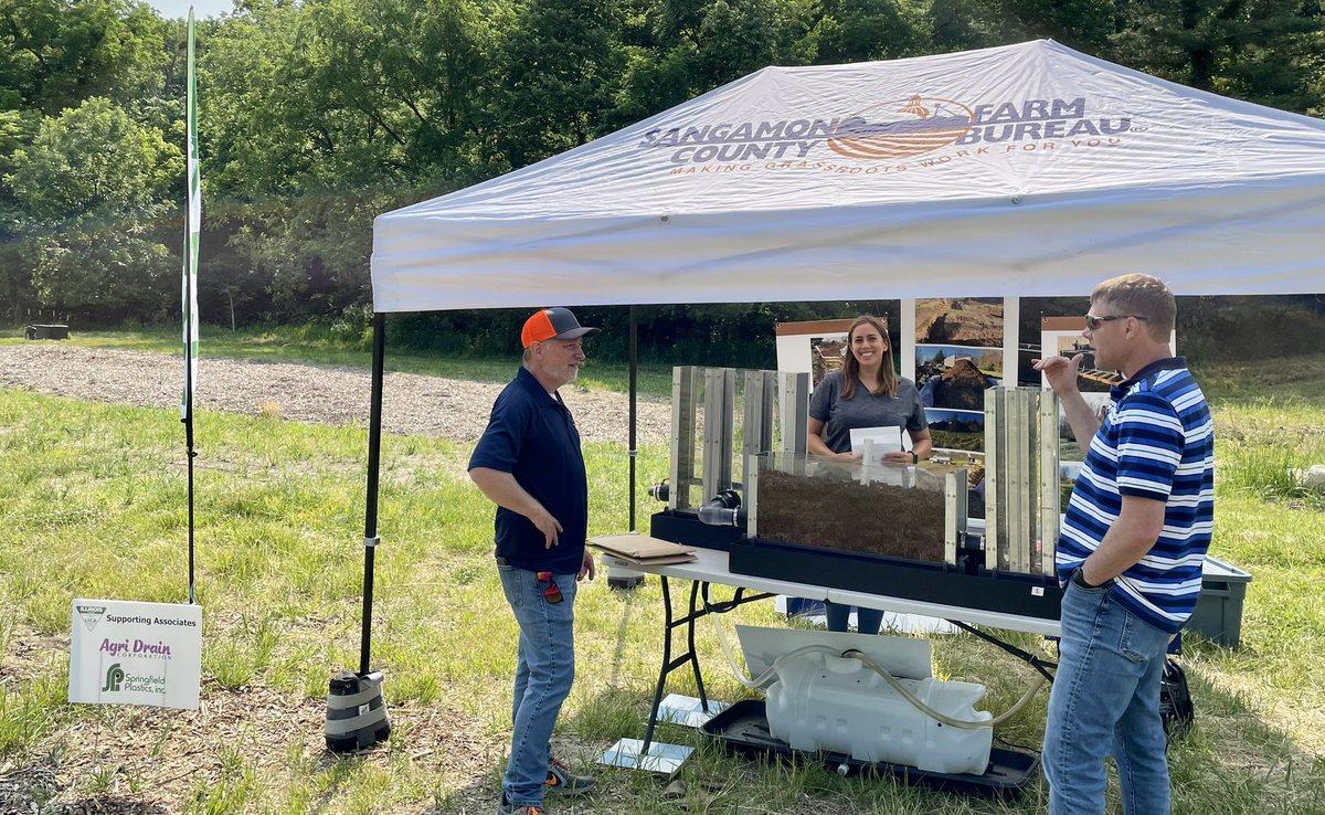 MN_DrainDrop's tweet image. Hearty thanks to @ILFarmBureau for another fantastic Field Day featuring #Bioreactors and #SaturatedBuffers. Even impressed our 🇪🇸 visitors with our Illinois soil carbon. 👍