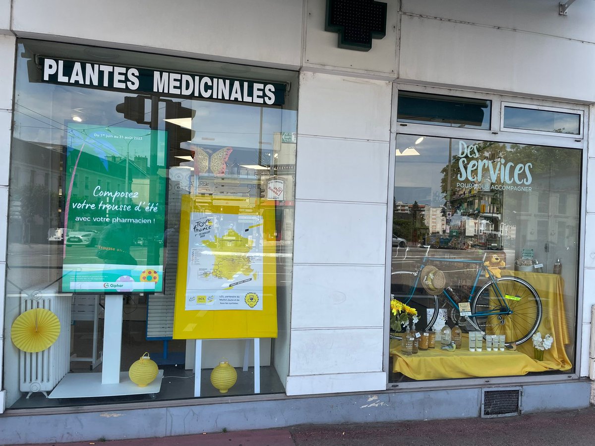 C’est parti ! Les commerçants de Limoges sont créatifs pour #MaVilleEnJaune ! Quel talent ! 😍😍 #LCL #TDF2023 @VilleLimoges87 @MaillotjauneLCL @LeTour