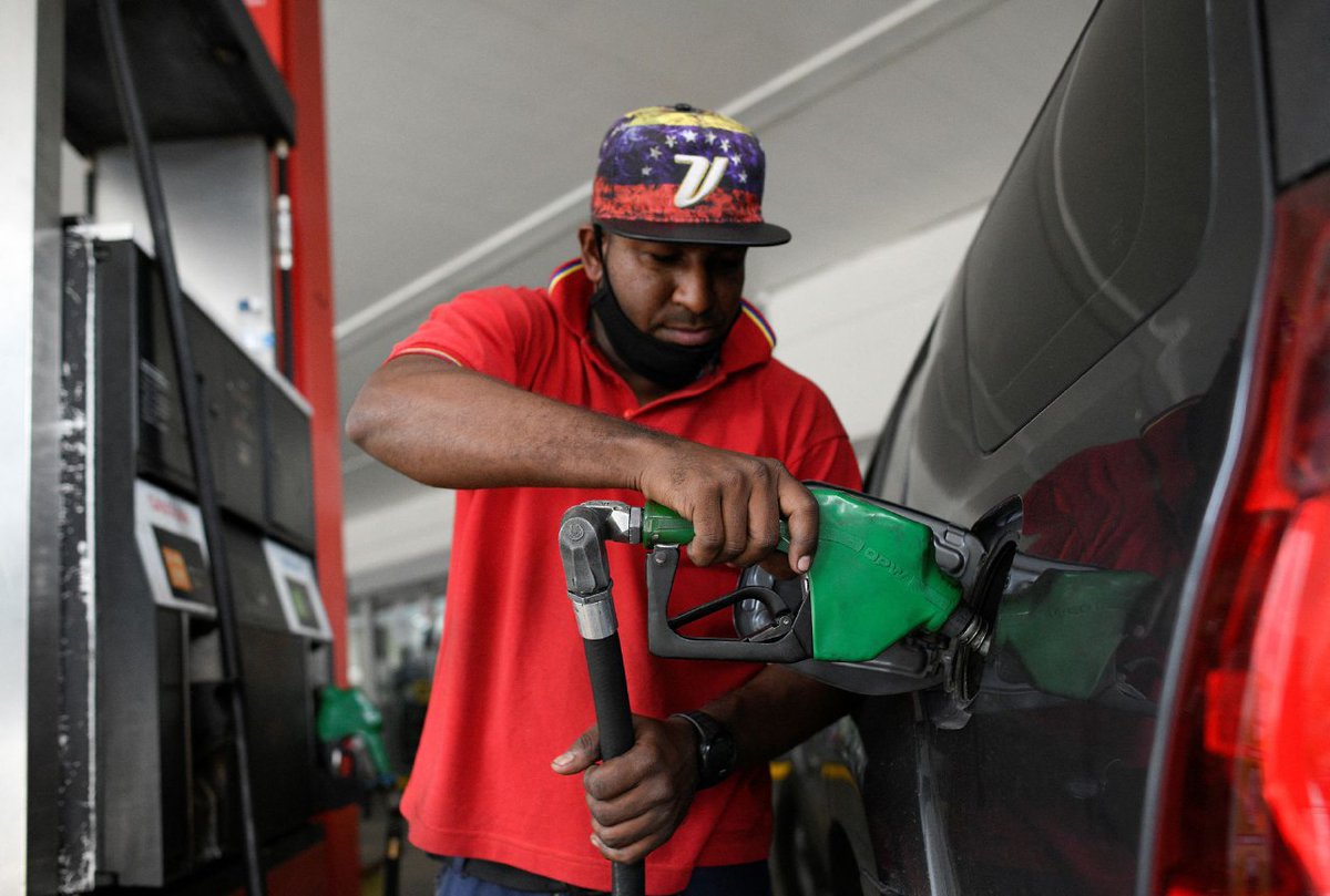 venezuelasos86's tweet photo. Bloomberg en Línea: Se agrava suministro de gasolina en Venezuela con cada vez menos estaciones subsidiadas.
Una kilométrica cola en San Bernardino ,que contaba con dos estaciones de servicio a precio subsidiado hasta principio de junio.
#AlbertoNews
#SinGasolina https://t.co/oZiryqEX8D