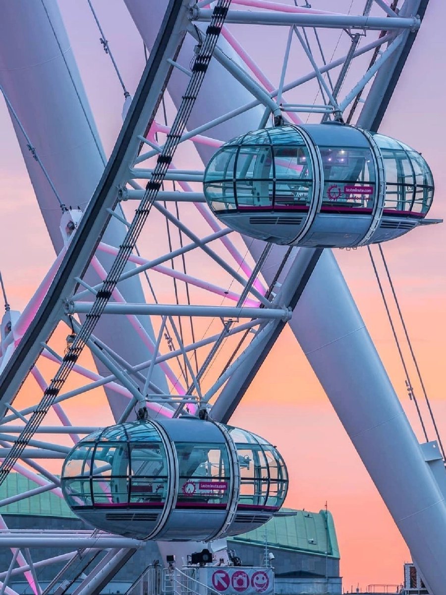 I'd rather go skydiving than try the London Eye 😵😵