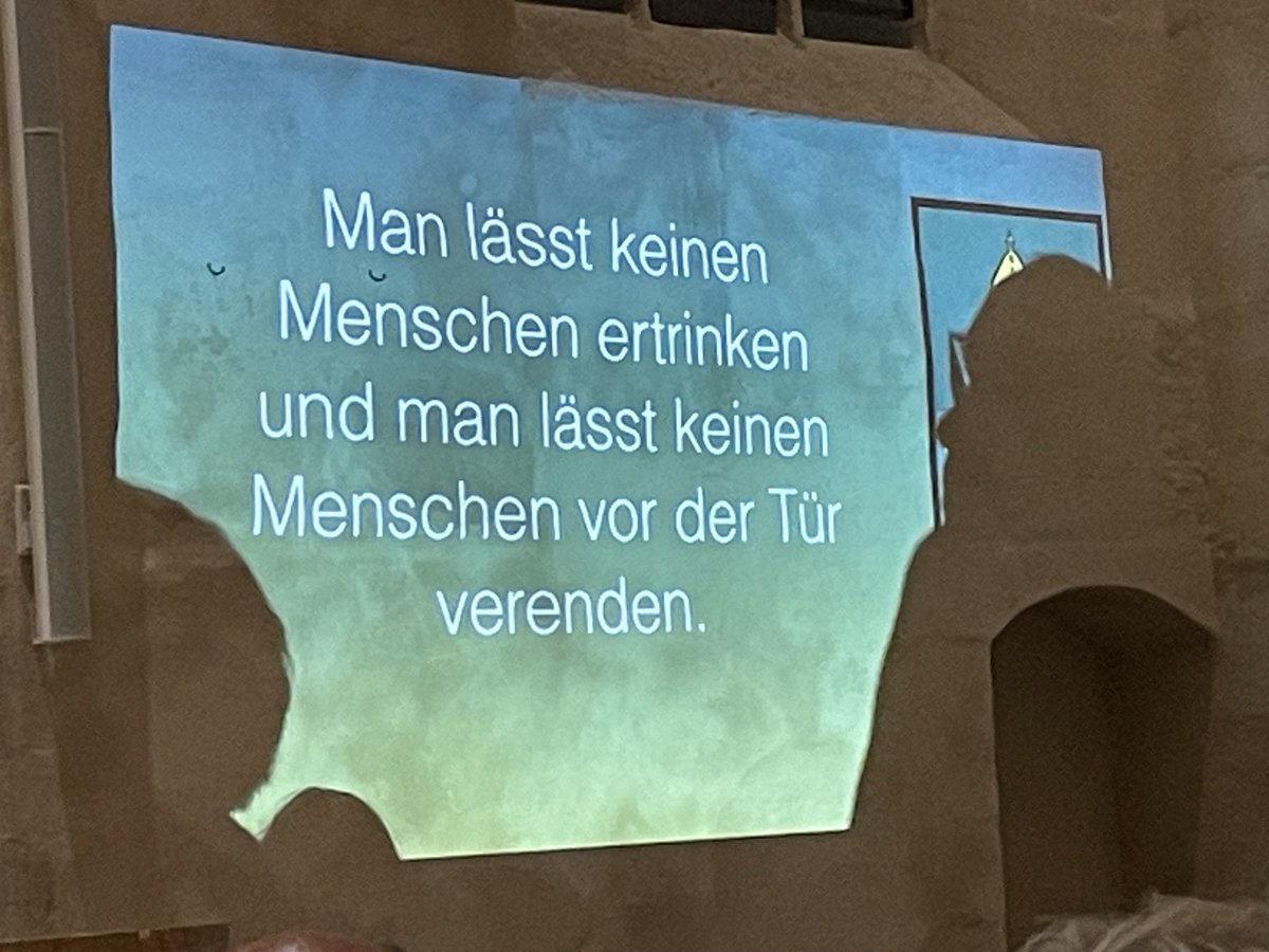 #Kirchentag versucht auf einer Veranstaltung eine Reaktion auf #Asylkompromiss #GEAS: „Man lässt keinen Menschen ertrinken und man lässt keinen Menschen vor der Tür verenden.“