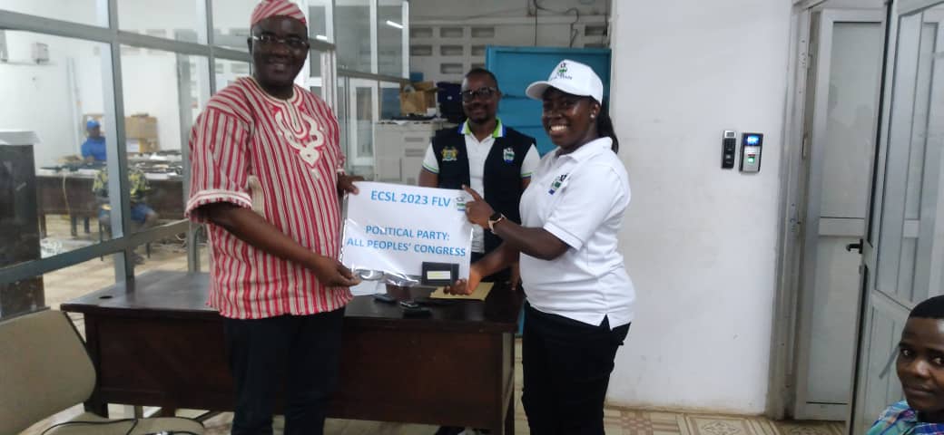 oaaigbe's tweet photo. #SierraLeoneDecides2023
Contesting political parties received the 2023 Voter Register from the Electoral Commission of Sierra Leone (#ECSL) at the National Warehouse at Wellington.
#SaloneDecides
@WADEMOSnetwork
@SituationRoomNg
@biodunbjk11
@UNWOMEN_SL
@cnni
@ARISEtv https://t.co/3NuQDRGej0
