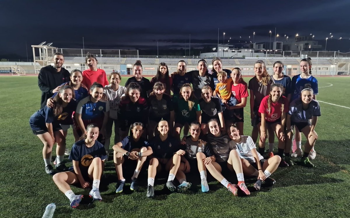 VISITA SILVIA LLORIS

😍⚽️ La futbolista murciana <a href="/LlorisSilvia/">Silvia LLoris</a>, campeona del mundo U20🏆🌍 con <a href="/SEFutbolFem/">Selección Española Femenina de Fútbol</a> y futbolista del <a href="/LUDfemenino/">Levante UD Femenino</a> de la <a href="/LigaF_oficial/">Liga F</a> clasificada para la <a href="/UWCL/">UEFA Women’s Champions League</a>, visitó a nuestro equipo femenino en su última sesión de entrenamiento.

¡Muchas gracias!🥰🫂
