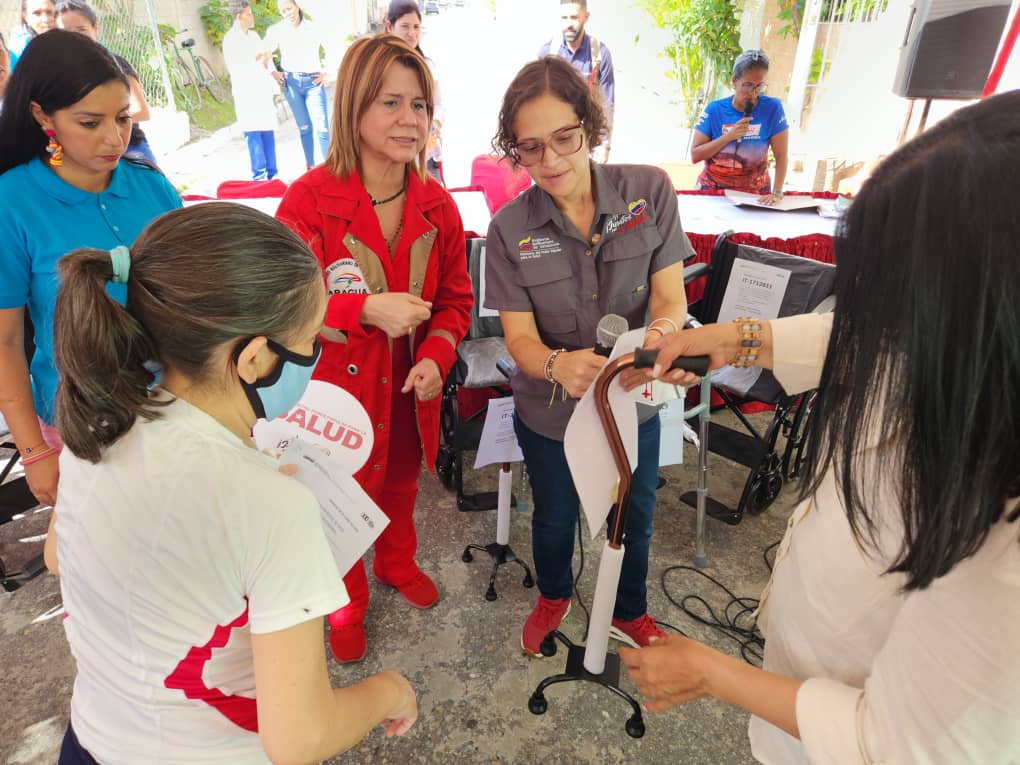Siguiendo instrucciones de nuestro presidente <a href="/NicolasMaduro/">Nicolás Maduro</a> de llevar la máxima protección a nuestro pueblo, hoy entregamos más de 80 ayudas técnicas (bastones, sillas de ruedas y andaderas) en #Aragua en compañía de la gobernadora <a href="/Soykarinacarpio/">Karina Carpio</a>

#JuntosPorCadaLatido