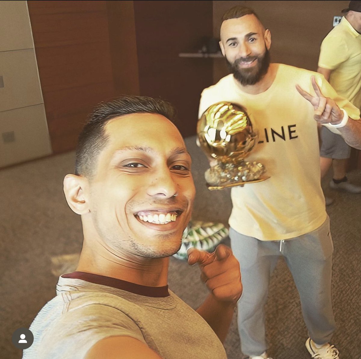 eroforce1's tweet photo. Ay! Congrats to @karimbenzema for securing the bag!! 💰🏆🤑

-Might need you to autograph a blank check for me next time ✍🏼😅 @mementomemorabilia 
 
📸🎥: @soundandmotion
#behindthescenes #ballondor #mvps https://t.co/UXr5jzqpX9