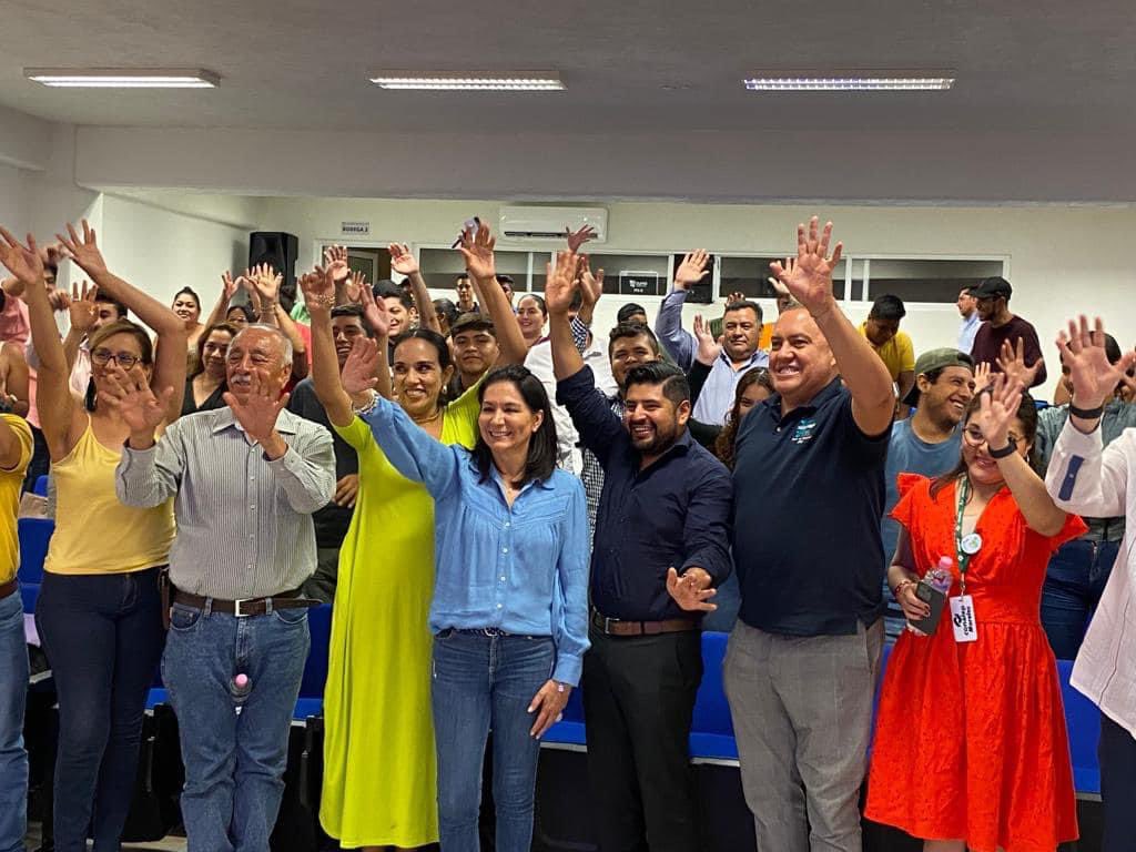 SDEyT_Morelos's tweet photo. 📄#Fotonota | Comparte @AnaCecilia_Rdz programas de innovación y emprendimiento a estudiantes de la #UEAM en Miacatlán📚
✅ Hay convocatorias para jóvenes emprendedores por hasta 300 mil pesos
Más detalles 👇🏻
https://t.co/V4leWQ9Asc https://t.co/mlCygODPnC