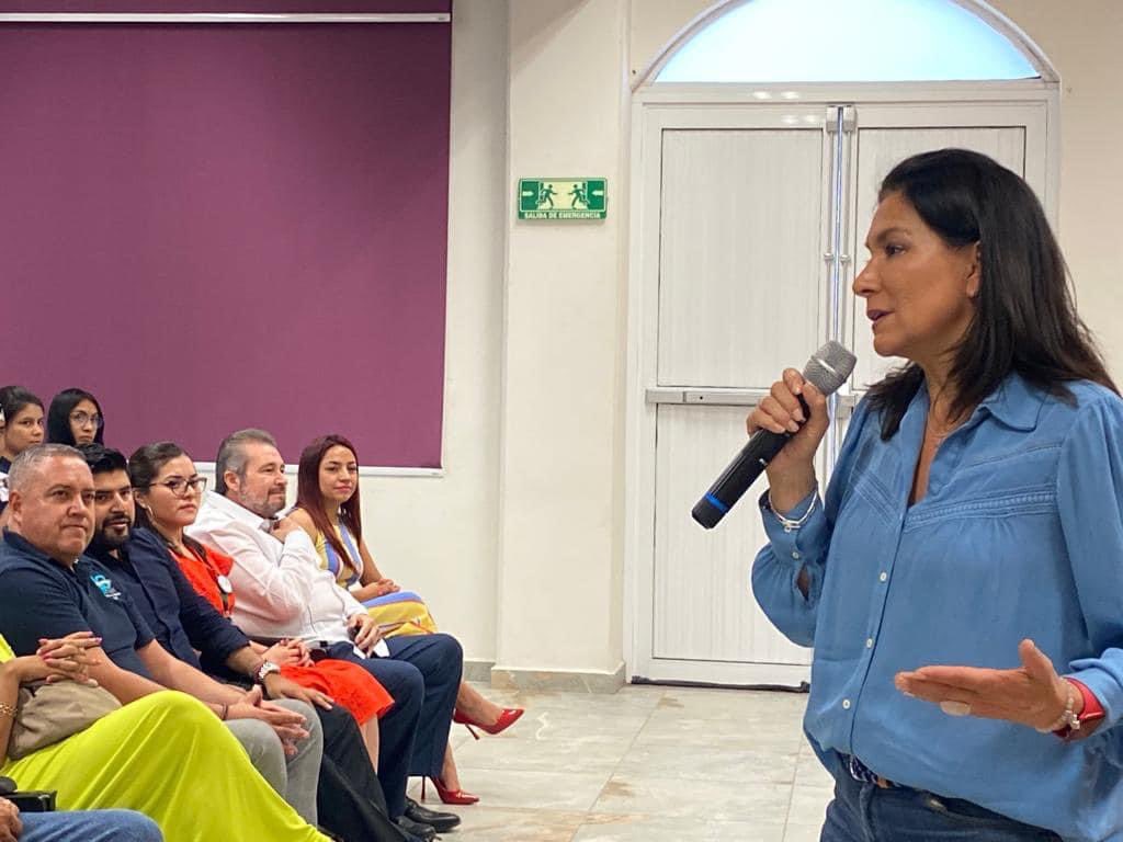 SDEyT_Morelos's tweet photo. 📄#Fotonota | Comparte @AnaCecilia_Rdz programas de innovación y emprendimiento a estudiantes de la #UEAM en Miacatlán📚
✅ Hay convocatorias para jóvenes emprendedores por hasta 300 mil pesos
Más detalles 👇🏻
https://t.co/V4leWQ9Asc https://t.co/mlCygODPnC