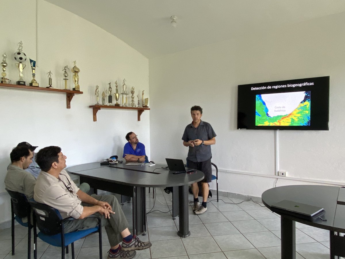 Nada como comenzar el #worldoceanday hablando de ciencia y las implicaciones de eDNA y la oceanografía para monitoreo y conservación en Galápagos @luke_earl @M_Rius_ @USFQ_COCIBA @USFQGalapagos @MigraMar