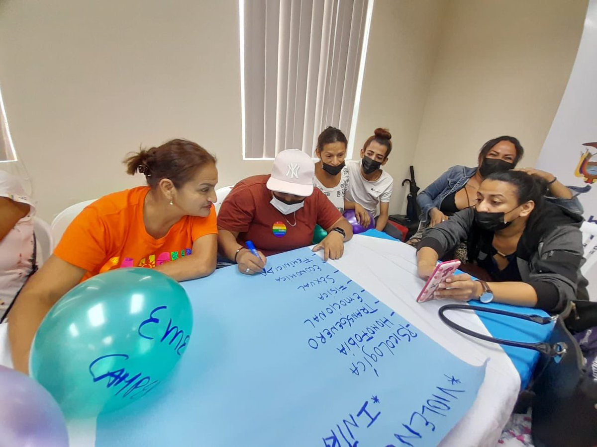 Salud_Guayas's tweet photo. El director del #Distrito09D08 @DrEduardoCedeno de @Salud_Ec, formó parte de la actividad dirigida al grupo LGBTIQ+ 🏳️‍🌈. 

Aquí se realizó la entrega de kits de violencia de género "mi cuerpo, mi territorio"; además se sensibilizó los diferentes tipos de violencia. https://t.co/EhtCxDXclK