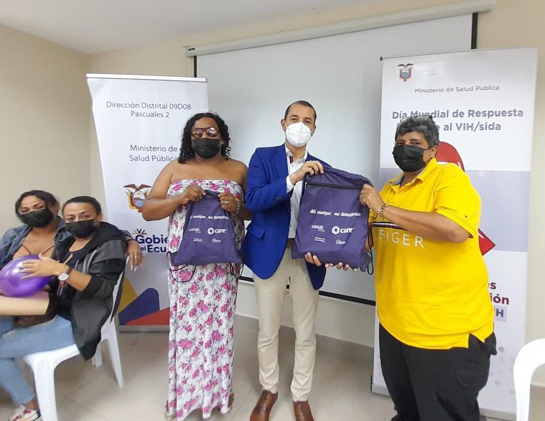 Salud_Guayas's tweet photo. El director del #Distrito09D08 @DrEduardoCedeno de @Salud_Ec, formó parte de la actividad dirigida al grupo LGBTIQ+ 🏳️‍🌈. 

Aquí se realizó la entrega de kits de violencia de género "mi cuerpo, mi territorio"; además se sensibilizó los diferentes tipos de violencia. https://t.co/EhtCxDXclK