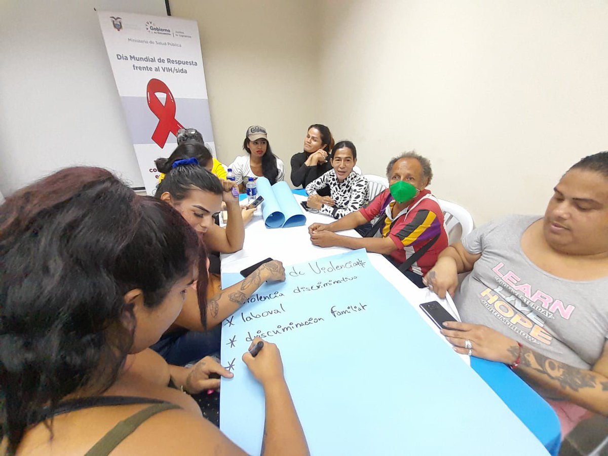 Salud_Guayas's tweet photo. El director del #Distrito09D08 @DrEduardoCedeno de @Salud_Ec, formó parte de la actividad dirigida al grupo LGBTIQ+ 🏳️‍🌈. 

Aquí se realizó la entrega de kits de violencia de género "mi cuerpo, mi territorio"; además se sensibilizó los diferentes tipos de violencia. https://t.co/EhtCxDXclK