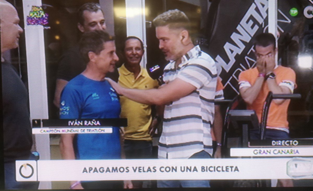 El campeón de triatlón Iván Raña con Javi López en directo ahora mismo! Esto solo puede pasar en el pgm @unahoramenostv de #Televisióncanaria #triatlon #ivanraña #unahoramenos