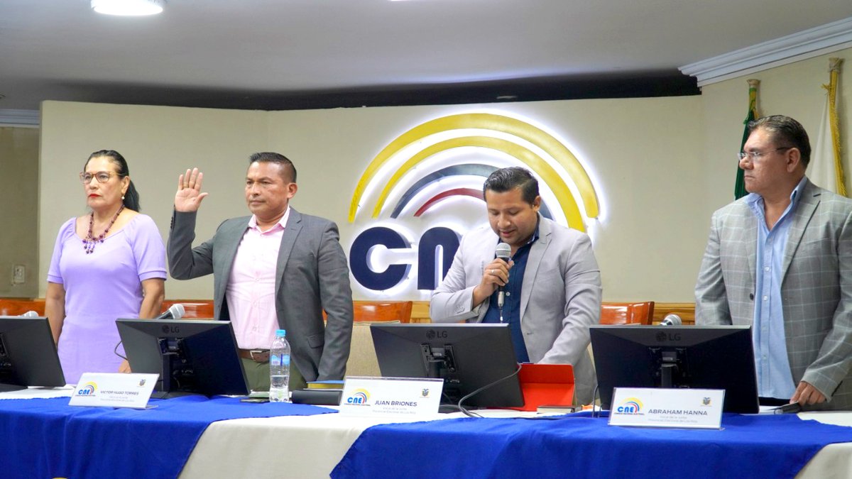 CNE_LosRios's tweet photo. Esta tarde la Junta Provincial Electoral realizó la designación de sus autoridades para las #EleccionesAnticipadas2023Ec 🗳️:

✅Víctor Hugo Torres - Presidente
✅ Inés Estupiñán - Vicepresidenta

También la conforman los vocales, Juan Briones y Set Abraham Hanna. https://t.co/JWa9LJAD7X