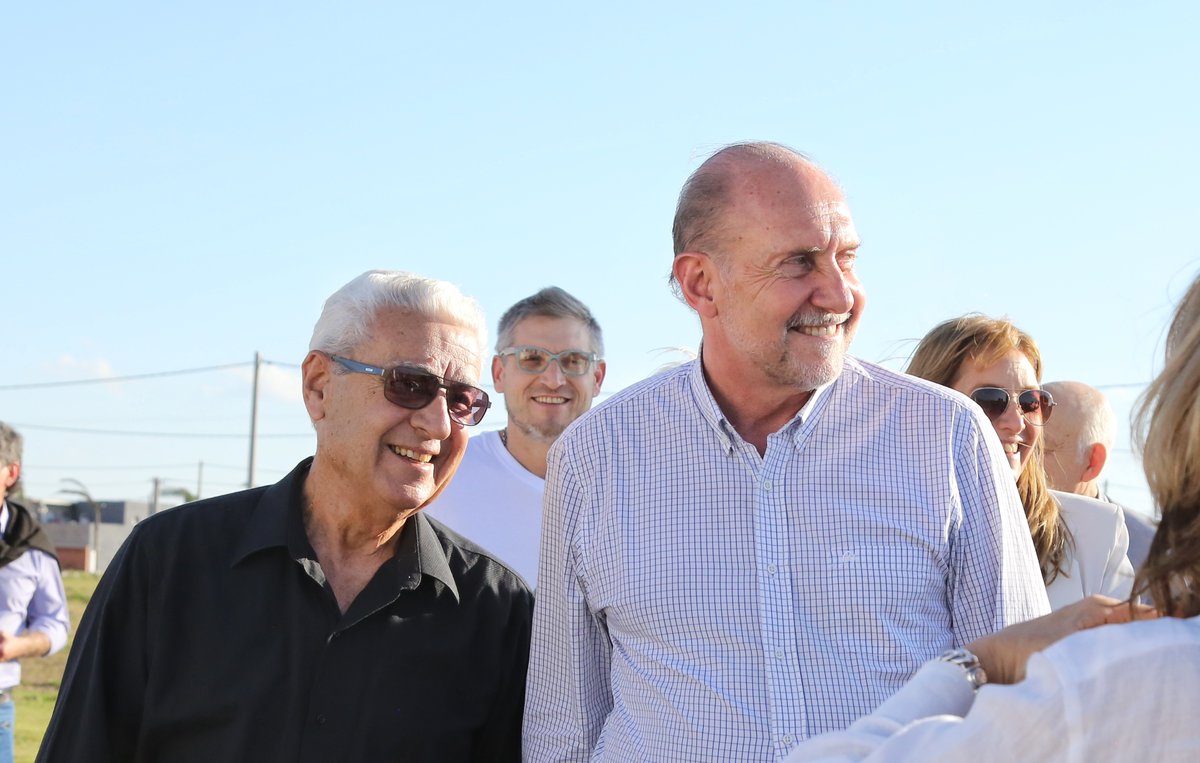 omarperotti's tweet photo. En #LasParejas, inauguramos la ampliación de los sistemas de desagües cloacales y la optimización de la planta de tratamiento existente, que forma parte de muchas obras terminadas a largo de toda la provincia. Tenemos la certeza de haber cumplido, promoviendo el desarrollo de una de las ciudades que más crece en la provincia, con infraestructura básica, y que así mejora su calidad de vida. 

Fueron decisiones e inversiones importantes, que acompañarán el crecimiento de una ciudad con una rica historia de avances y acuerdos entre el sector público y el privado. Estar cumpliendo con la palabra empeñada, es decirle gracias al esfuerzo de tantos empresarios comprometidos en generar empleo, en generar riqueza en la provincia. 

Avanzamos con la tranquilidad de encontrar los resultados de aquello en lo que empezamos a trabajar. El resultado del esfuerzo y la decisión tomada de acompañar a cada pueblo y a cada ciudad. Por eso hoy, en cada pueblo y en cada ciudad de nuestra provincia, hay obras del gobierno provincial.
