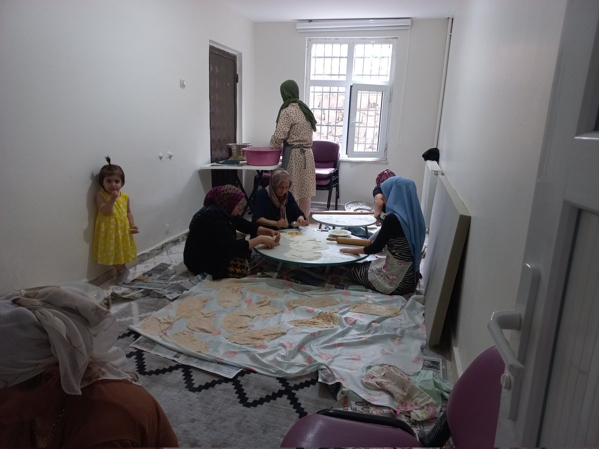 ZeynepKARAER21's tweet photo. Sur ADEM-1 de kadınlarımızla "birlikten kuvvet doğar" düşüncesiyle   imece usulü Gözleme Şenliği yaptık.
#EmekveDayanışma
@surkaymakamlik 
@hulyaok13
@HlyaOK11 
@NSevincbek https://t.co/xno6kLpidv