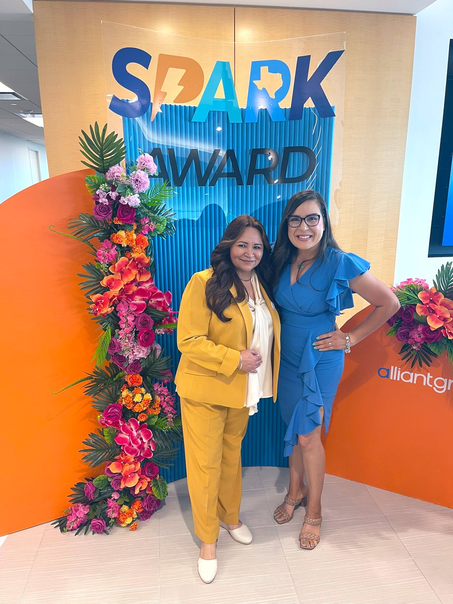 SaraYRodrigu3z's tweet photo. @alliantgroup #SPARK Award Luncheon was 🤩 

I was able ✌🏼meet @VillatoroMrs a fellow #Science Teacher / Finalist from my hometown @ElPasoTXGov 😍

I also hung out with the #MC @LenaDTV 💕 and all my #ScienceQueens 👑  🤗@CaseyCurryHOU @Dhavaljadav02 @DorinaCG7 @RickettsDeirdre https://t.co/OGlhnDREMn