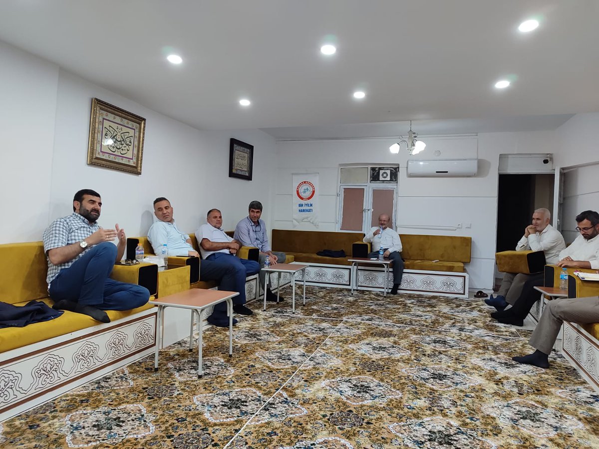 Şanlıurfa insani yardım dernekleri nin aylık olarak yaptığı istişare toplantısına bu ay ki toplantıya  Sadaka köprüsü derneği olarak ev sahipliği yaptık  Toplantıya katılan tüm başkanlarımıza teşekkür ederiz...