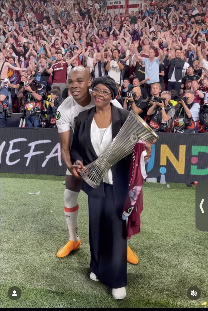 WestHam_Central's tweet photo. Ang and mumma Oggy ♥️ https://t.co/yb4RJRn7UN