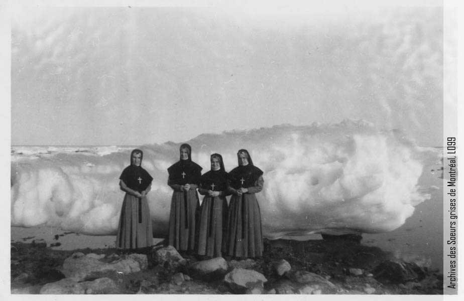 Voici une photo de 4 SGM posant devant un glacier, à Chesterfield Inlet, au Nunavut, en 1961. Chesterfield Inlet est un hameau situé sur la rive gauche de la Baie d’Hudson, une mer épicontinentale de l’Océan Arctique. #MuseumWeek2023 #MuseumWeek #oceanmw #océanmw #nunavut