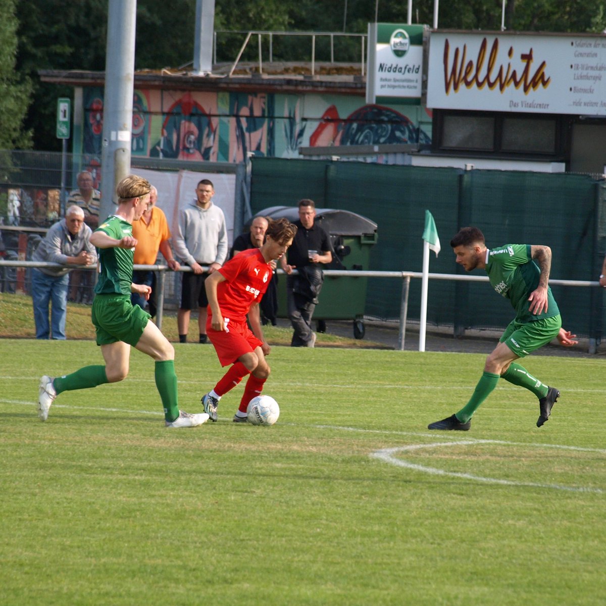 Mit 2:1 gewinnen wir das Heimspiel in der #Verbandsliga-#Relegation gegen Rot-Weiss Walldorf 2. Vor großer Kulisse gingen die Gäste in Halbzeit zwei in Führung, doch mit einem Doppelpack durch Torjäger Flakron Thaci drehen wir das Spiel.

#FVBV #badvilbel #gruenweiss
