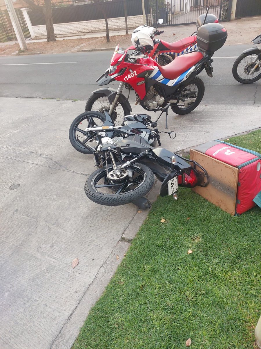 danielapenaloza's tweet photo. Delivery de droga. Esta modalidad se ha acentuado, y por eso también hacemos un fuerte control a repartidores. 

Vio el control de tránsito de @carabprandes y @LC_Seguridad y trató de escapar por diferentes calles. Tiró la la droga. 

Fue detenido. Gran trabajo conjunto! https://t.co/keJy05WsPL