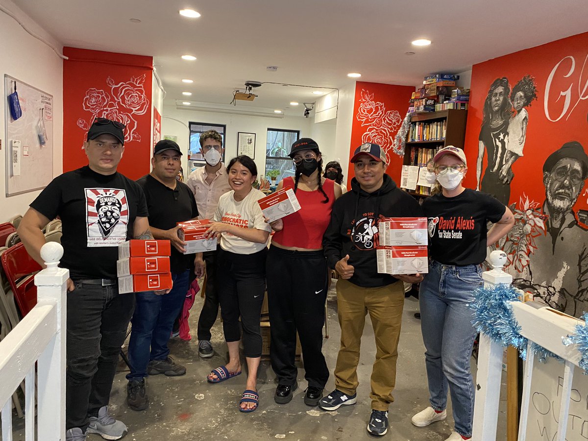 workersjusticep's tweet photo. A big THANK YOU to @nycDSA and @NYCComptroller for supplying @LosDeliveristas and @workersjusticep with 1,000+ N95 respirators for low-wage essential workers, particularly #Deliveristas & #DayLaborers who can’t afford to stay at home and are on duty. ✊🏾🗞 https://t.co/xdANkUnIsW
