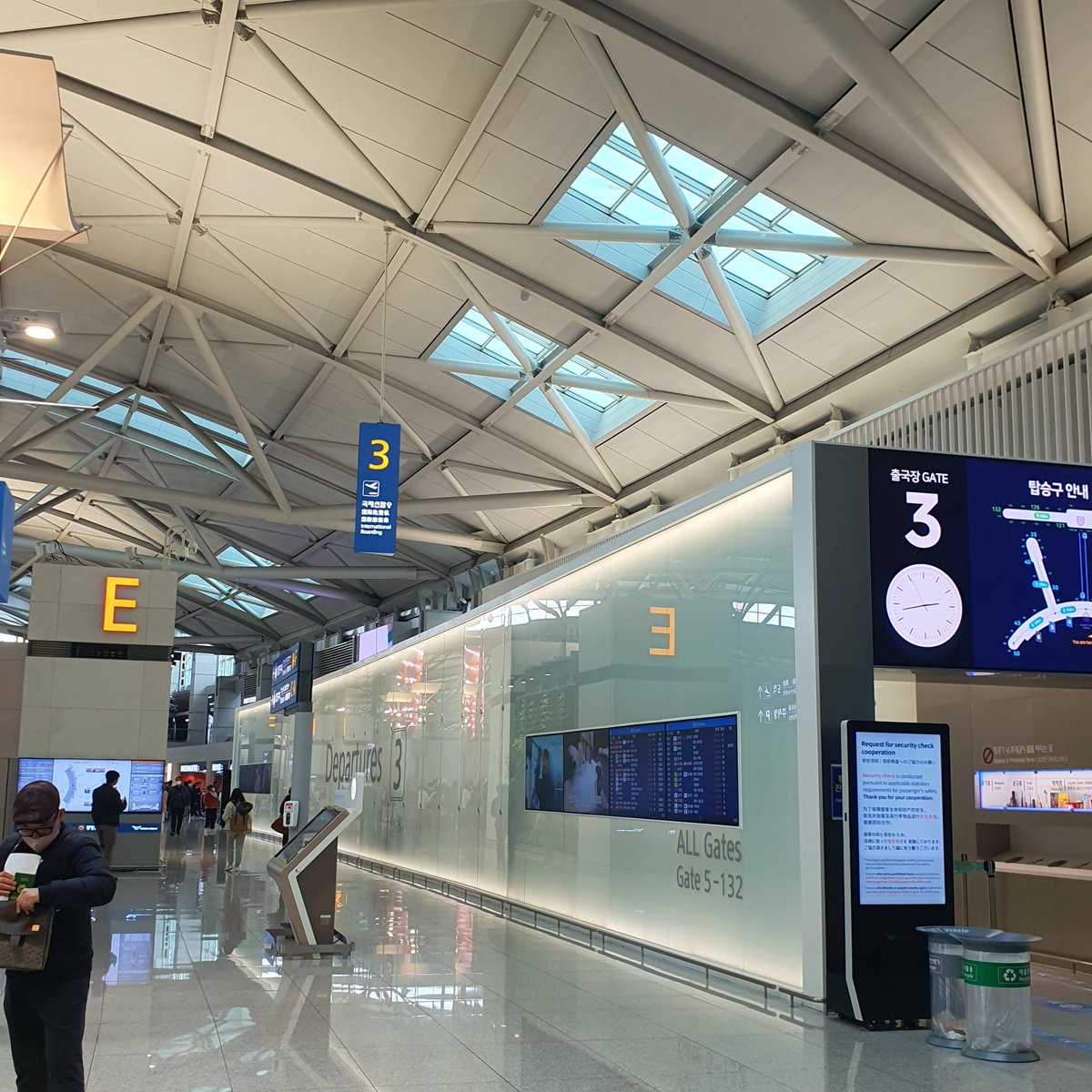 harukoreabeauty's tweet photo. ✈️仁川空港第1ターミナルを利用して出国されるお客様は、Gカウンター前のKIOSK(機械)で受付します✨️
その後保安検査場を通り、出国手続きをした後に搭乗フロア(28番ゲート前)のKIOSKにおいて還付される税を受け取ります❣️
💌https://t.co/WsDwd9uaja
#TEXREFUND #渡韓情報
#出国情報 #韓国整形 https://t.co/3U7nNFnODH