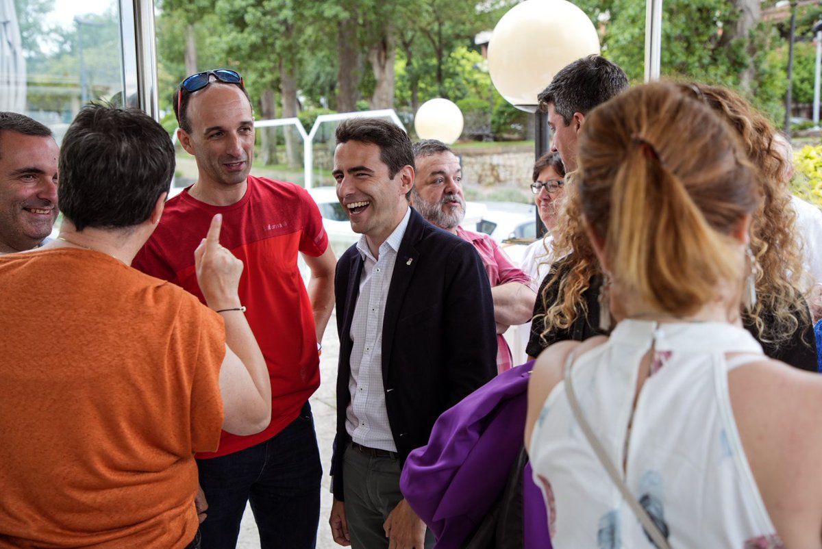 psoesantander's tweet photo. Nuestro secretario general, @pedro_casares, vuelve a encabezar la lista del @PSOE por #Cantabria al Congreso de los Diputados.

Los y las socialistas santanderinos estamos orgullosos de que sea la voz de Cantabria y de las políticas de progreso y bienestar en @Congreso_Es. https://t.co/KYaPO9cNZ0