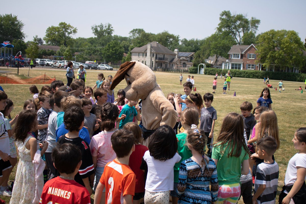 Washington raised more than $5,000 during their Penny Wars campaign and the winning 2nd graders chose to donate the money to @PAWSChicago! As a reward, they also got a recess with Lucky the Dog and Roary the Wildcat. #engageD64

d64.org/news/1768493/p…