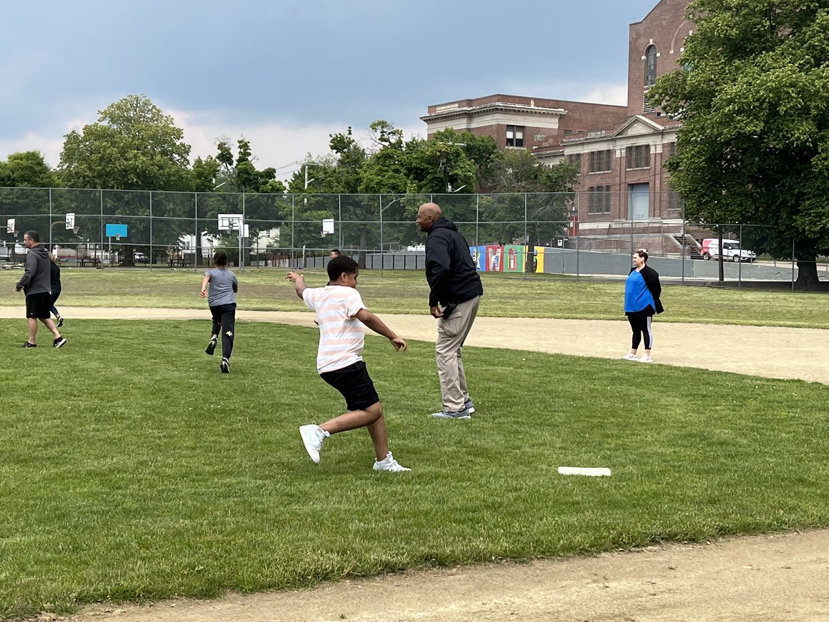 TracyCorcoran13's tweet photo. Today @YoungWoodsES we were joined by some @ProvidenceRIPD officers for some classic kickball! It was Police and Teachers vs. Ms. Withers 5th grade. lots of iced knees later but the adults were victorious 13-9. 🎾 https://t.co/SCHvUXKLc7