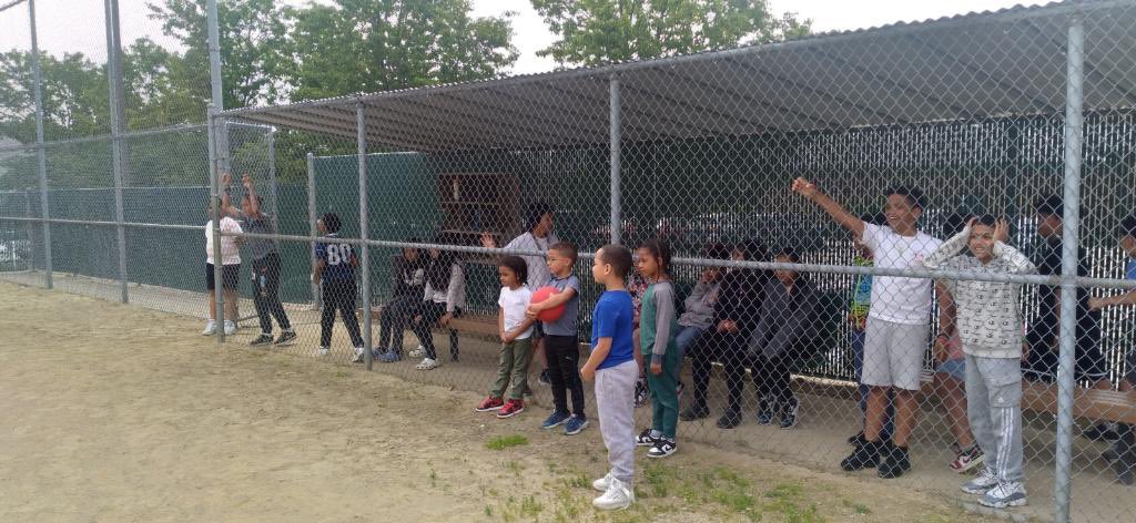 TracyCorcoran13's tweet photo. Today @YoungWoodsES we were joined by some @ProvidenceRIPD officers for some classic kickball! It was Police and Teachers vs. Ms. Withers 5th grade. lots of iced knees later but the adults were victorious 13-9. 🎾 https://t.co/SCHvUXKLc7