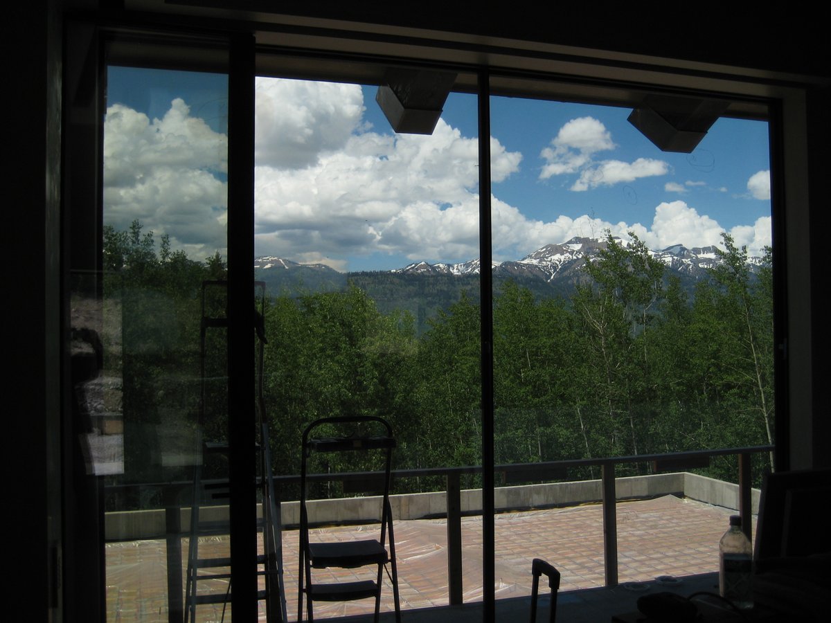 Unscratch's tweet image. Working on a $50M custom home in Jackson, WY.  Literally every piece of glass was scratched...both sides!  Probably about $700K to replace.
#scratchedglassrepair #unscratchthesurface #glassrestoration #glassresurfacing #fixscratchedglass