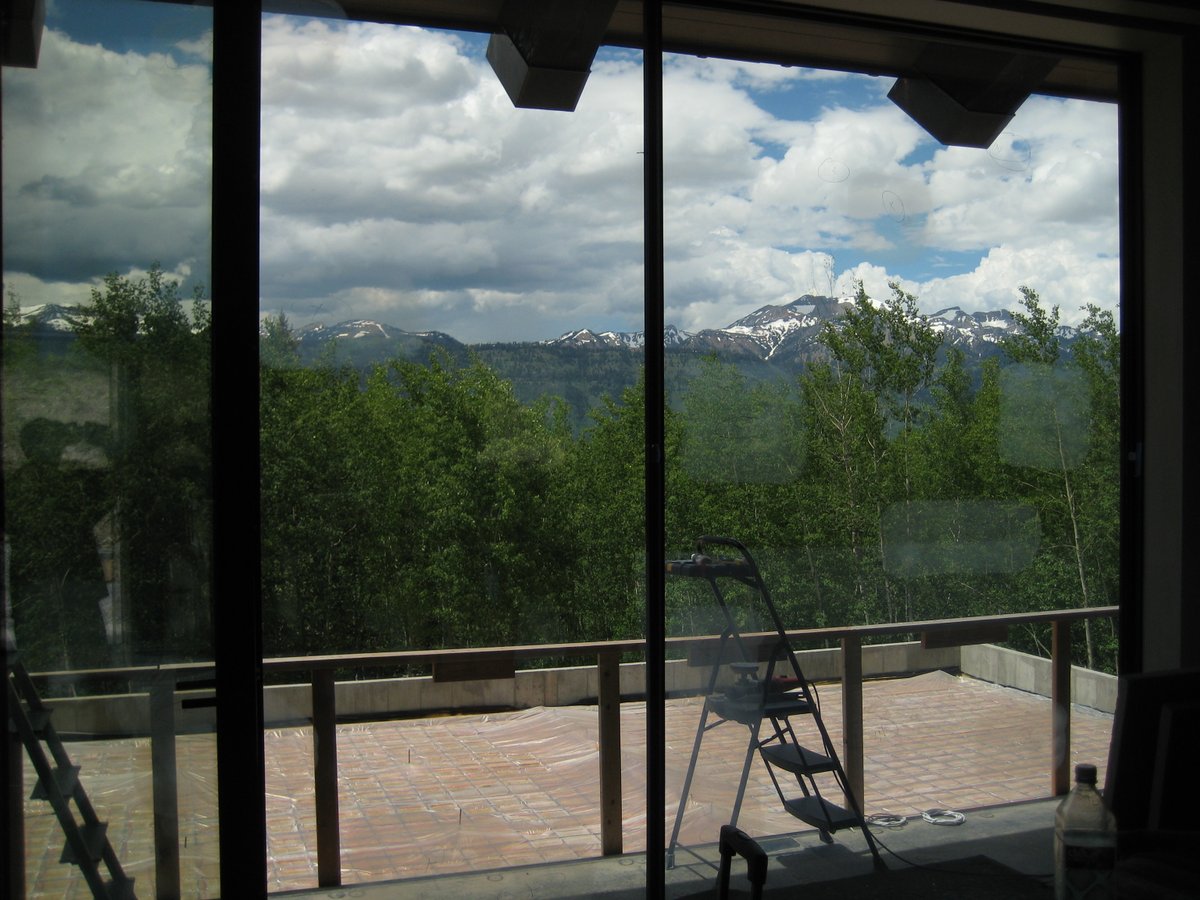 Unscratch's tweet image. Working on a $50M custom home in Jackson, WY.  Literally every piece of glass was scratched...both sides!  Probably about $700K to replace.
#scratchedglassrepair #unscratchthesurface #glassrestoration #glassresurfacing #fixscratchedglass