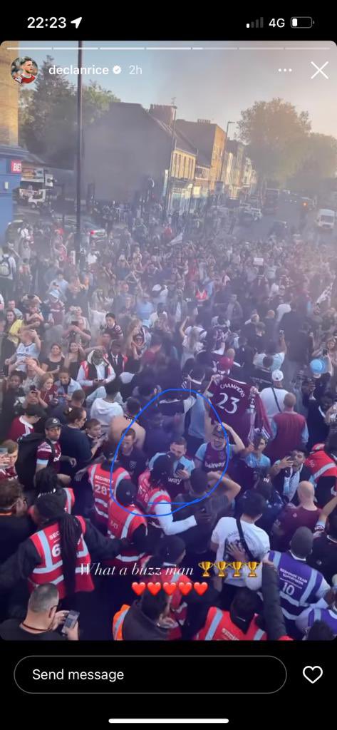 WILLIAMJSCOTT20's tweet photo. got the scarf @_DeclanRice can I get a signature on it !!!⚒️⚒️⚒️ https://t.co/xuPiNOox3c