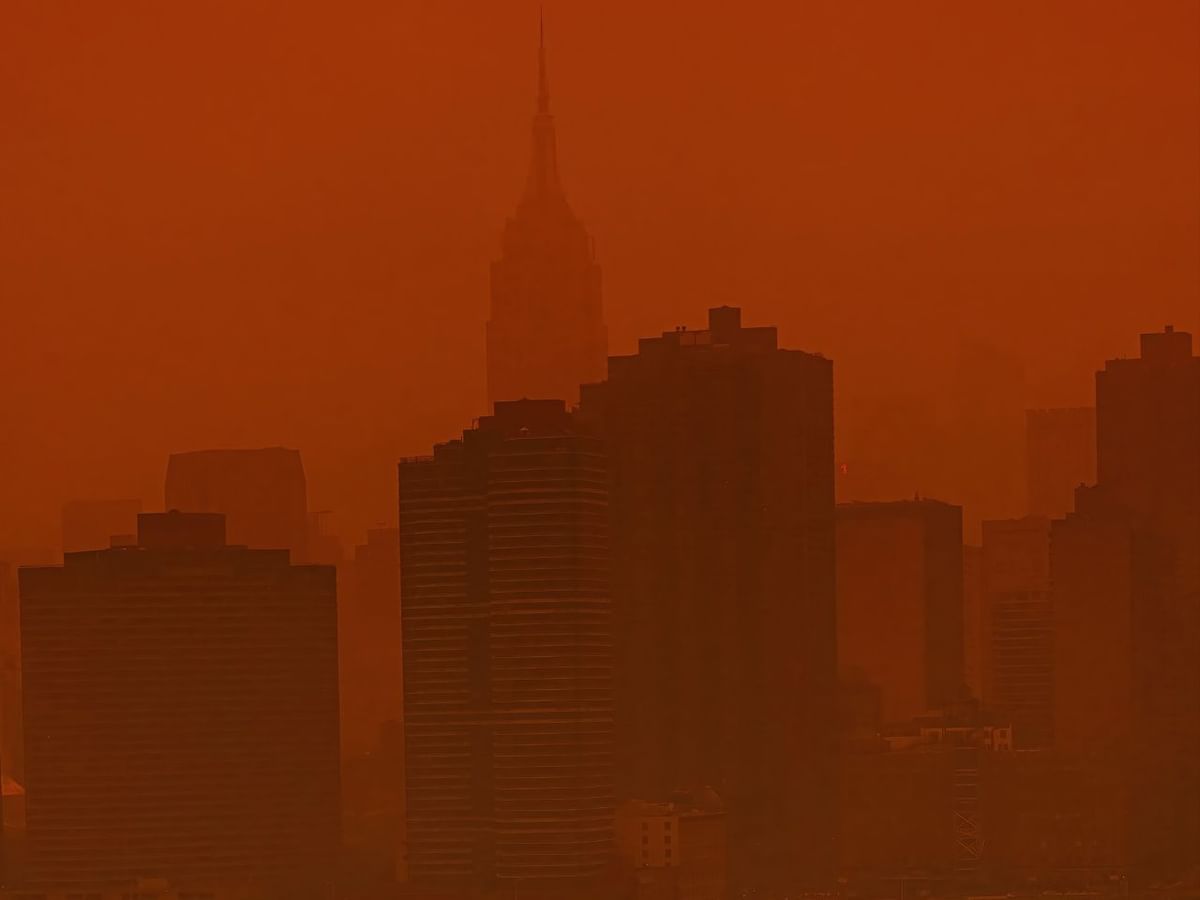 Georgehmitri's tweet photo. الدخان المنبعث من حرائق الغابات في كندا جعل الهواء في بعض مناطق القارة الأمريكية الشمالية من أكثر الأماكن خطورة وتلوثًا في العالم. الطريقة الوحيدة لحماية مستقبلنا هي معالجة الأسباب الجذرية لحرائق الغابات الشديدة - وهذا يعني اتخاذ إجراءات فورية لمكافحة تغير المناخ. https://t.co/IJaaGgZXYj