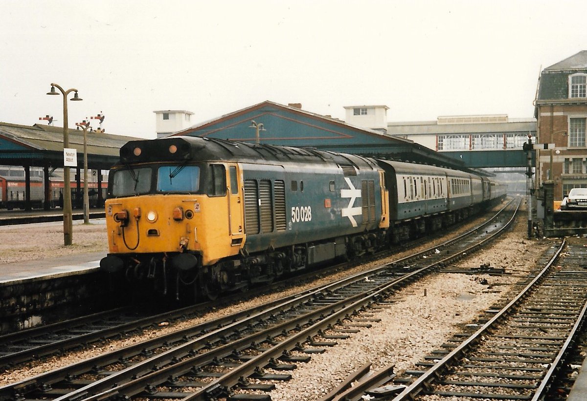 Newton Abbot 9th January 1987
1A50 10:00 Penzance to London Paddington service at the platform hauled by Class 50 diesel loco 50028 'Tiger' 🐯
Black roof variant of Large Logo colours on the Hoover
#BritishRail #NewtonAbbot #Class50 #Tiger #trainspotting #Paddington #Penzance 🤓