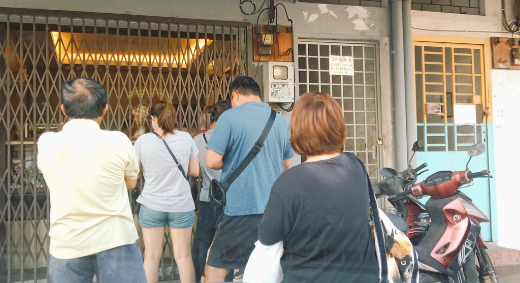 🌳🥖 5 early birds seen queuing up at this bakery before the gates even open. Taste the difference nature makes at #ForestBakery #FreshBread #NoPreservatives