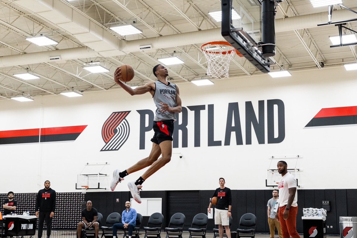 trailblazers's tweet photo. workin 👍 

PHOTOS » https://t.co/YPrRYe55mb https://t.co/St3fXV6l6t