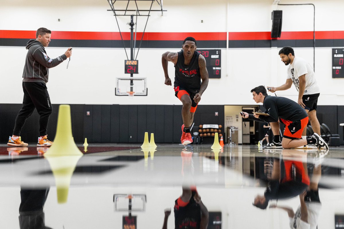 trailblazers's tweet photo. workin 👍 

PHOTOS » https://t.co/YPrRYe55mb https://t.co/St3fXV6l6t