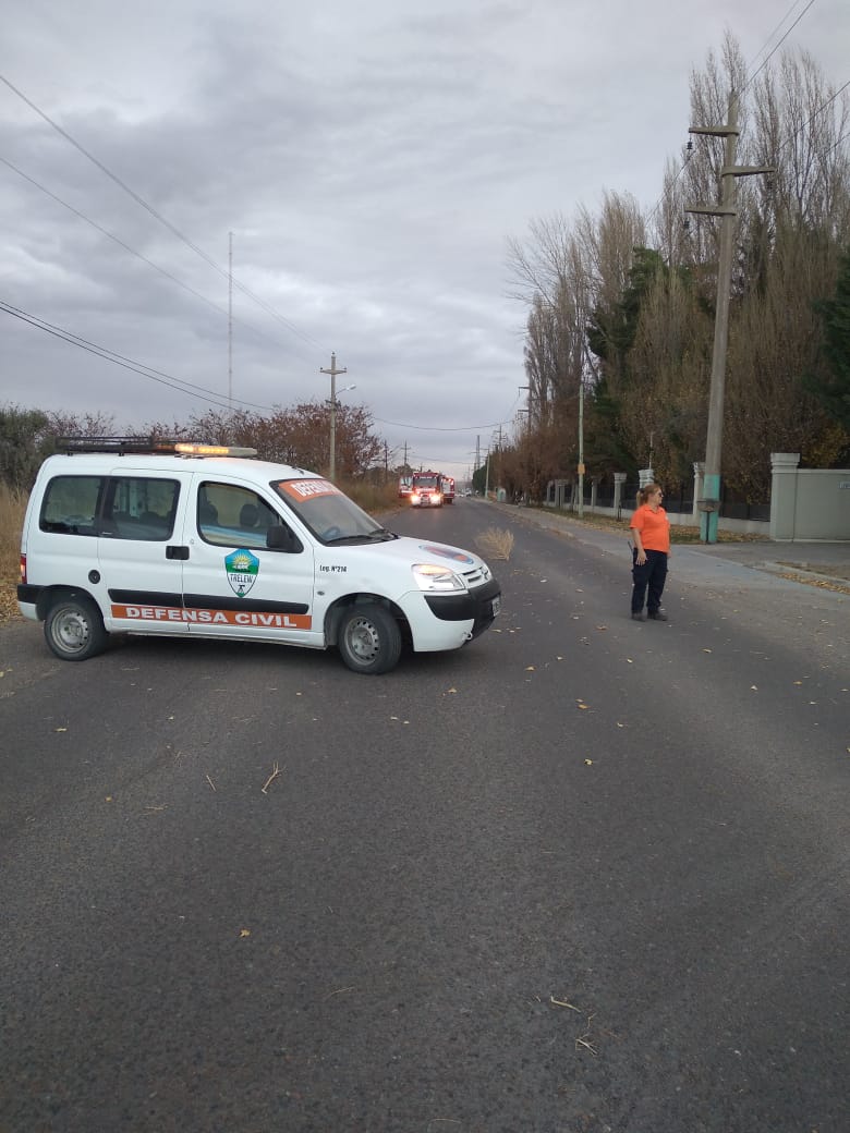 ccypctw's tweet photo. ➡️Personal de #DefensaCivil municipal colaboró con @bomberosvtw en un incendio de pastizales. 

📍El foco igneo se produjo en Murga, entre Soler y Musters. https://t.co/BC2fRbyu4I