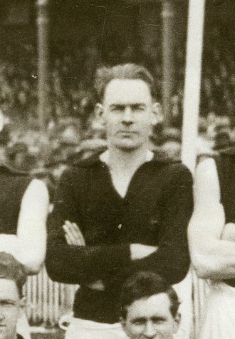 ProjectRedBlack's tweet photo. Happy heavenly Bomber birthday to Clyde Donaldson (144 games, 1913-14, 1919-26 &🏆🏆), Bob Suter (22 games, 1956-58) & Jim Cullen (1 game, 1899, no pic), plus Bruce Lake (30 games, 1968-70)❤️🖤🥳 @essendonfc @efcppoa #alwaysstriving https://t.co/n9K305UdIV