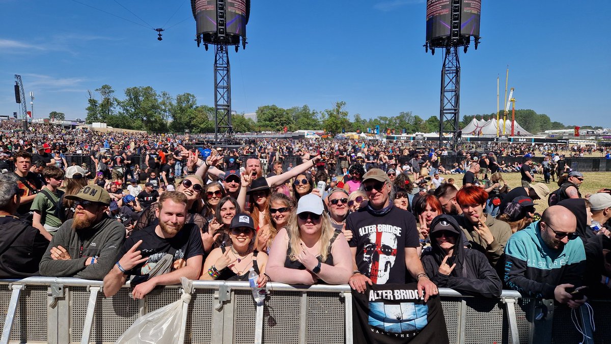 @Halestorm we are ready for you!!! @arospcgl @TheAbbieC @_Allyria @Beth_Blade @he6rt6gr6m @haleraiserr #DownloadFestival #halestormrocks #freakfam @LZZYHALE @TheJoeStorm @AREJAYHALE @DownloadFest #lzzyhale